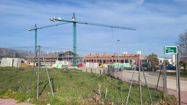 Obras de construcción de viviendas del Plan Vive en Moralzarzal, con grúas trabajando sobre la estructura de los edificios.