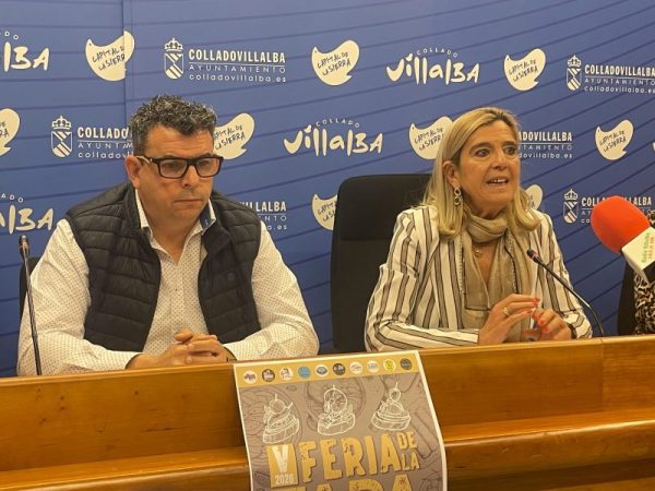 La alcaldesa Mariola Vargas y un representante municipal sentados frente a micrófonos durante la presentación oficial de la V Feria de la Tapa de Collado Villalba.