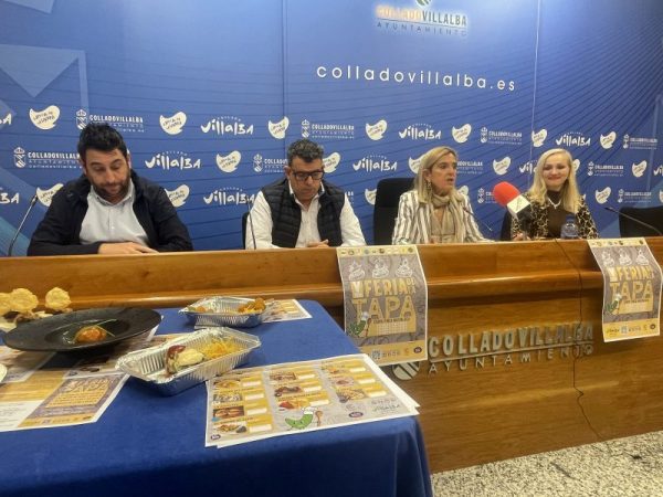 Cuatro personas, entre ellas la alcaldesa Mariola Vargas y la edil Estela Mosquera, sentadas en una mesa de conferencias con el logo del Ayuntamiento de Collado Villalba.
