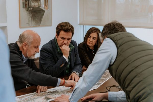 Alcalde y técnicos municipales de Las Rozas analizando planos del proyecto de trazado de las vías de servicio de la A-6.