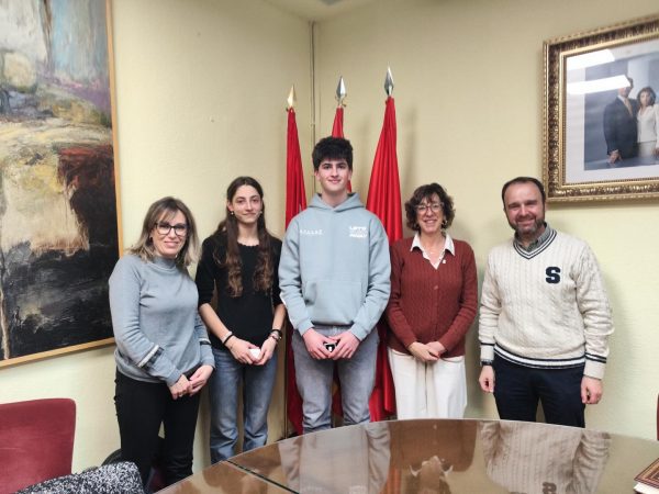 El alcalde de Guadarrama, Diosdado Soto, acompañado por la concejala de Educación, Laura Carrasco, recibió a David y Julia para felicitarles por sus premios en el II Congreso de Bachillerato de Excelencia de la Comunidad de Madrid