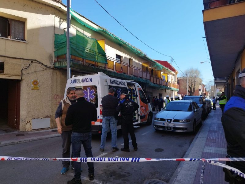 Vista de la calle Pardo Santallana con una ambulancia de Protección Civil, agentes de la Policía Local y varios hombres frente al antiguo hostal Florida acordonado.