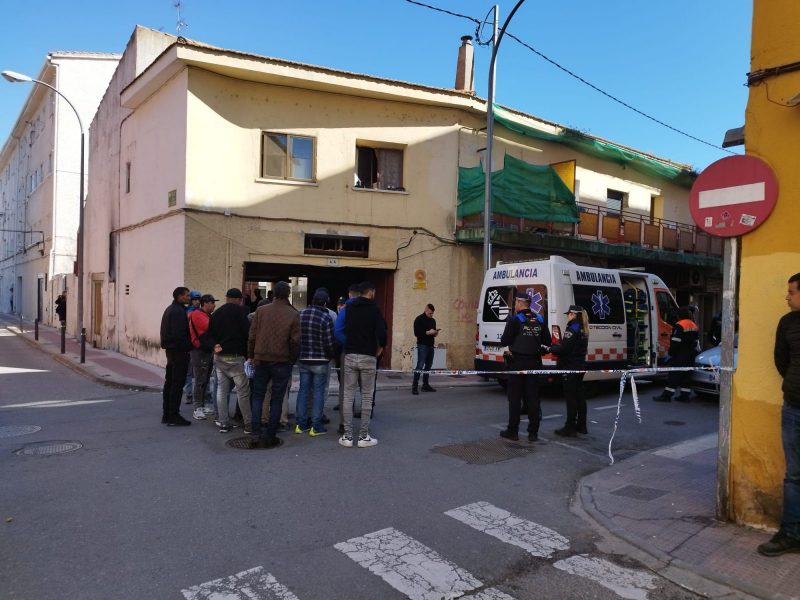 Un grupo de personas desalojadas se concentra frente al número 44 de la calle Pardo Santallana.