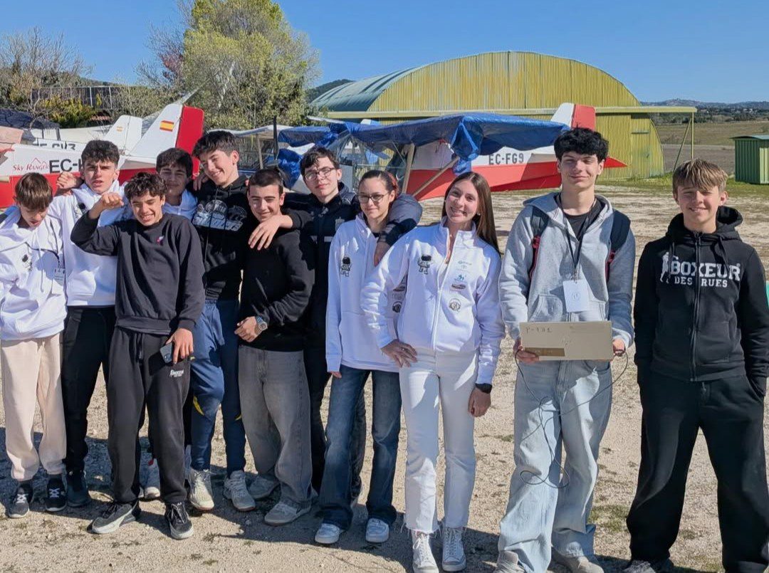 Los integrantes de MoonX y Lata Cósmica, en el aeródromo de Villanueva del Pardillo / Fotografía: @moonx_cansat (Instagram)