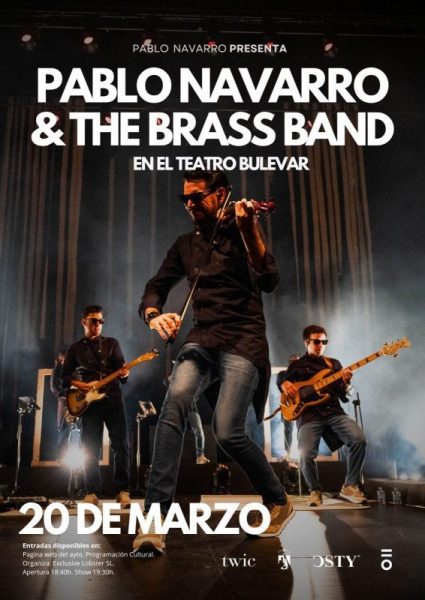 Fotografía promocional de Pablo Navarro tocando el violín en el escenario, acompañado por su banda "The Brass Band" con guitarras y bajo.