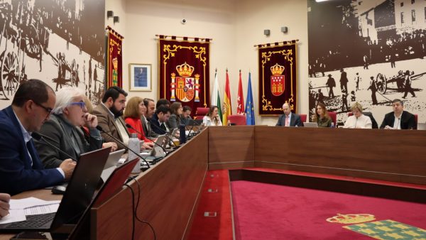 Vista panorámica del salón de plenos del Ayuntamiento de Galapagar, con los miembros de la corporación municipal.