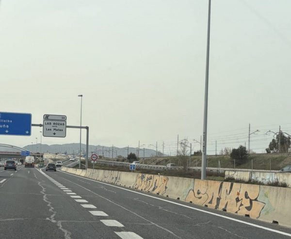 mágenes de la señalización de la salida 24 de la autovía A-6 hacia Las Matas y una reunión técnica del Ayuntamiento de Las Rozas para analizar el proyecto.