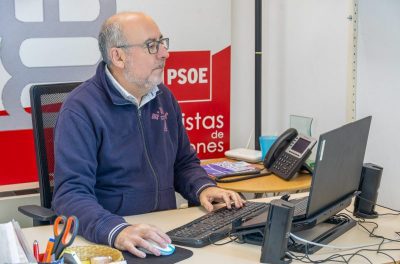 Víctor Ibáñez, portavoz del PSOE en Torrelodones, trabajando frente a su ordenador.