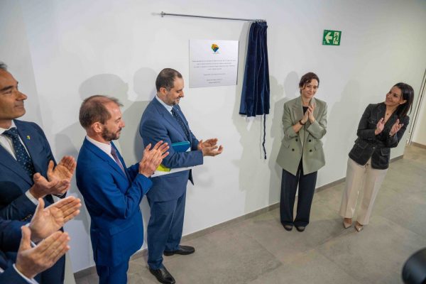 Isabel Díaz Ayuso y directivos de GSD Cooperativa aplauden tras descubrir la placa conmemorativa del nuevo colegio.
