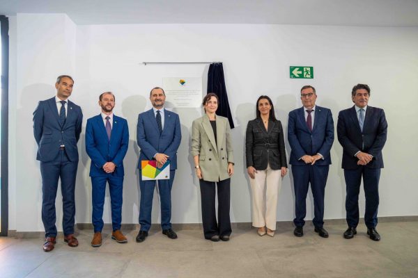 Autoridades y responsables de GSD posan junto a Isabel Díaz Ayuso tras el descubrimiento de la placa inaugural.