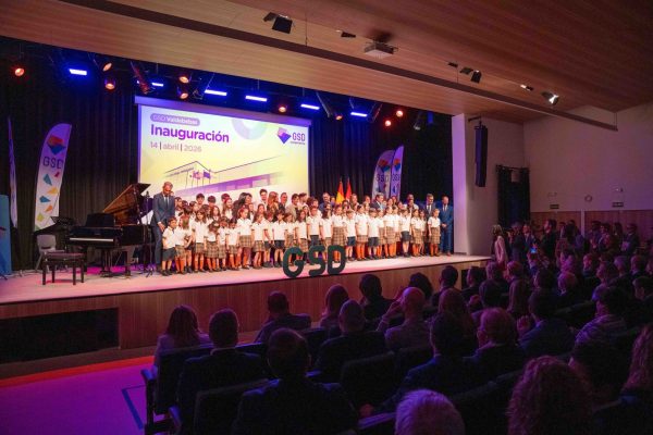 Coro de alumnos de GSD Valdebebas actuando en el auditorio durante la inauguración oficial con autoridades y familias.