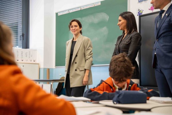 Isabel Díaz Ayuso durante su visita a un aula del Colegio GSD Valdebebas junto a docentes y alumnos.