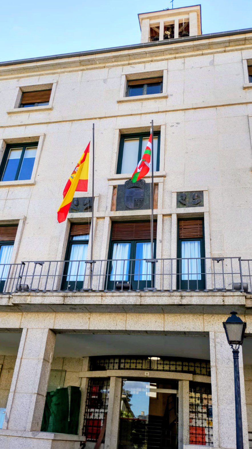 Ikurriña en el balcón del Ayuntamiento de San Lorenzo de El Escorial
