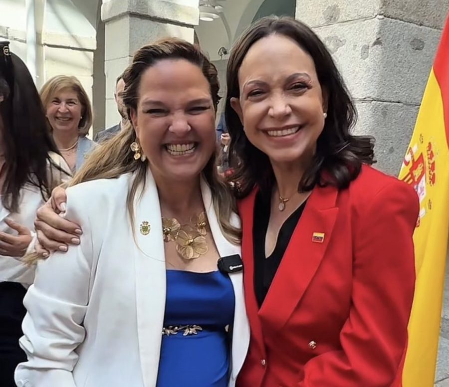 Carla Greciano y María Corina Machado