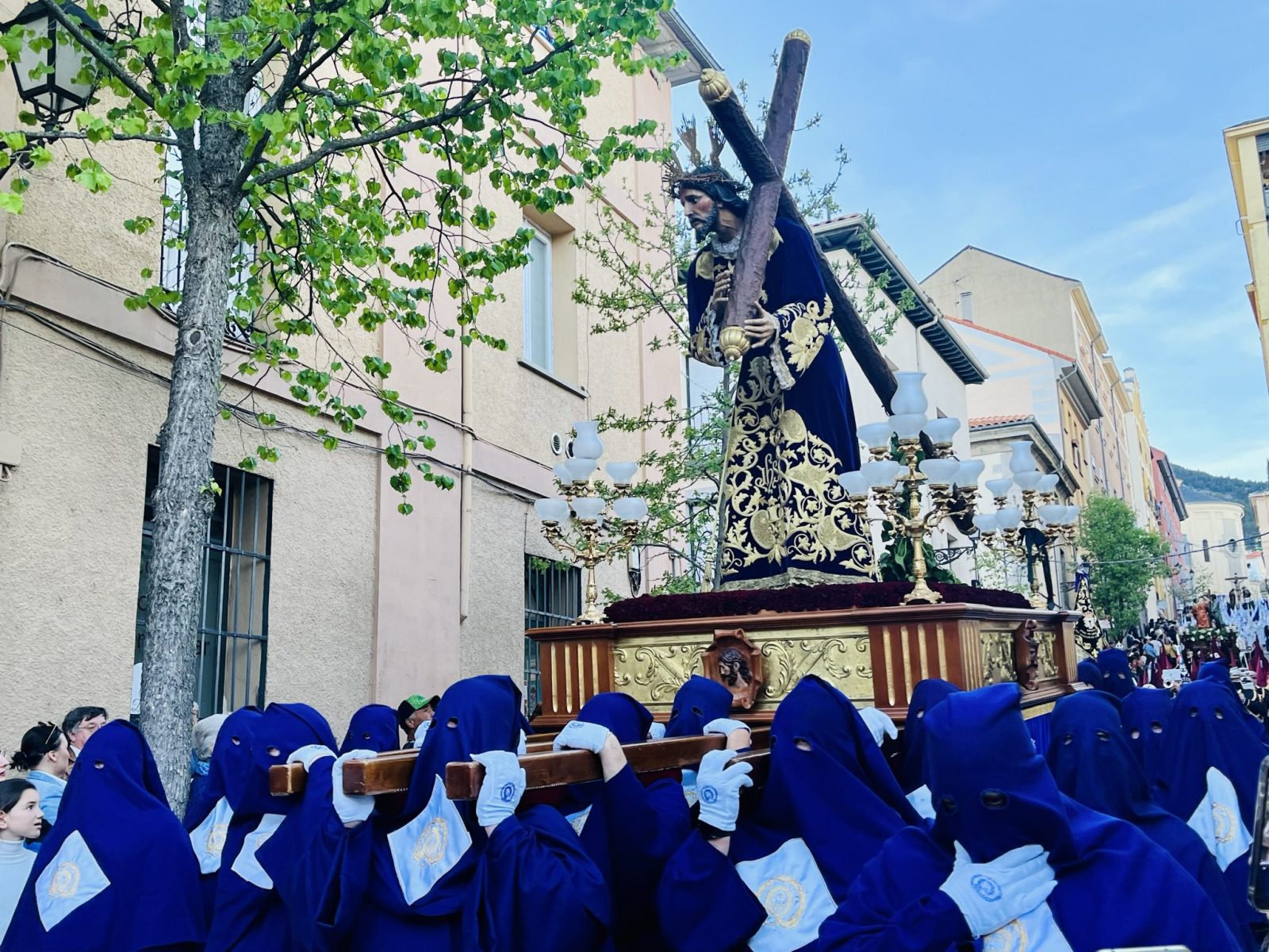 El paso de Jesús Nazareno, bajando por la calle San Antón