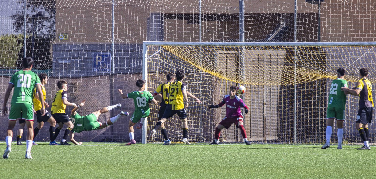 Javi Heranz remata a media altura batiendo a Nacho