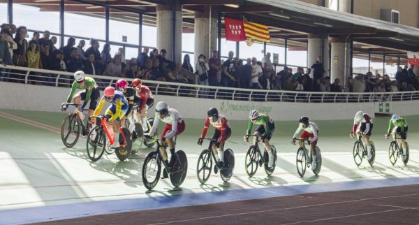 Vista panorámica de una prueba de ciclismo en pista en pleno desarrollo.