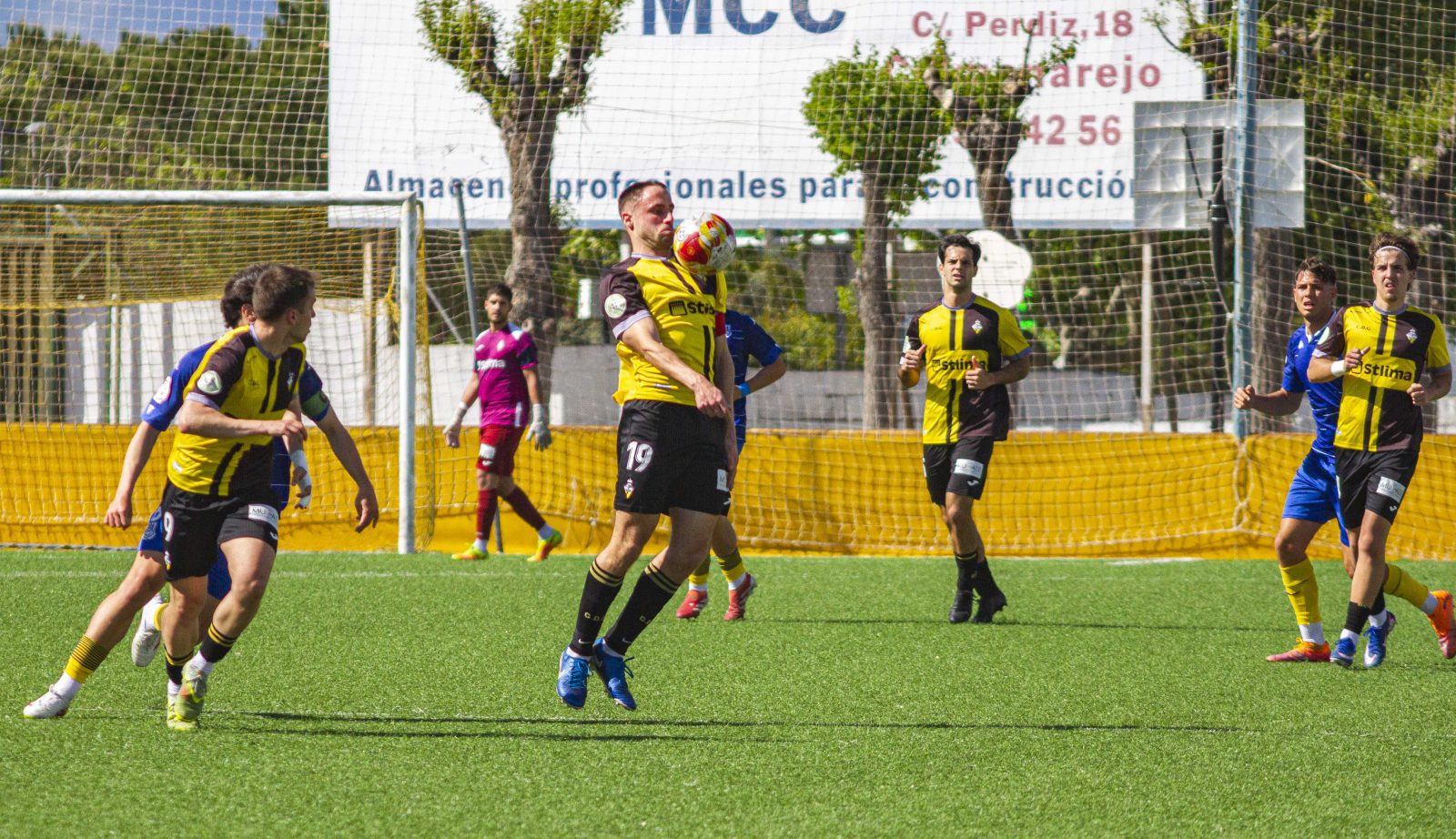 Buceta controla el balón