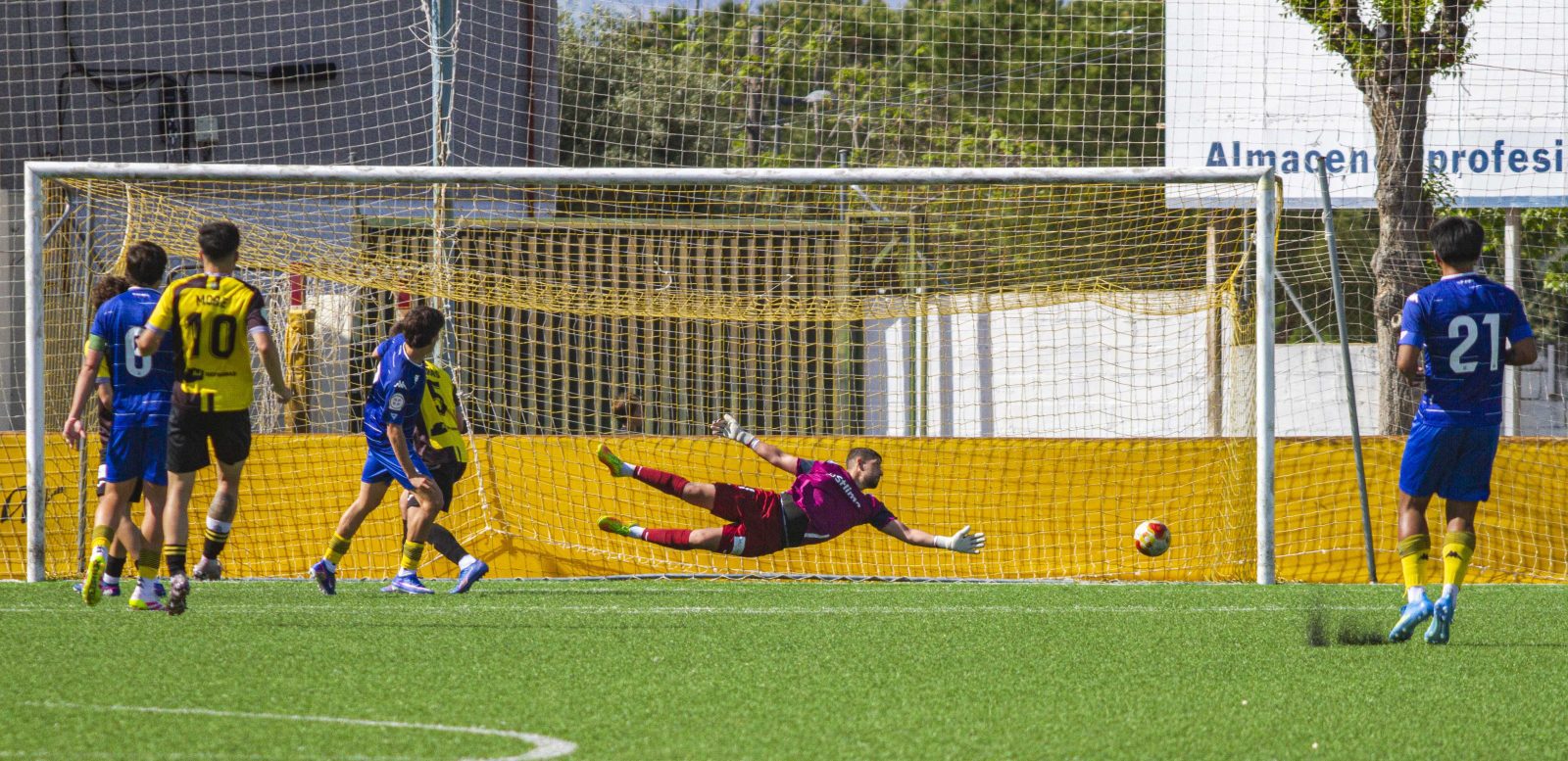 Sergio Saez hace inútil la estirada de Pascu