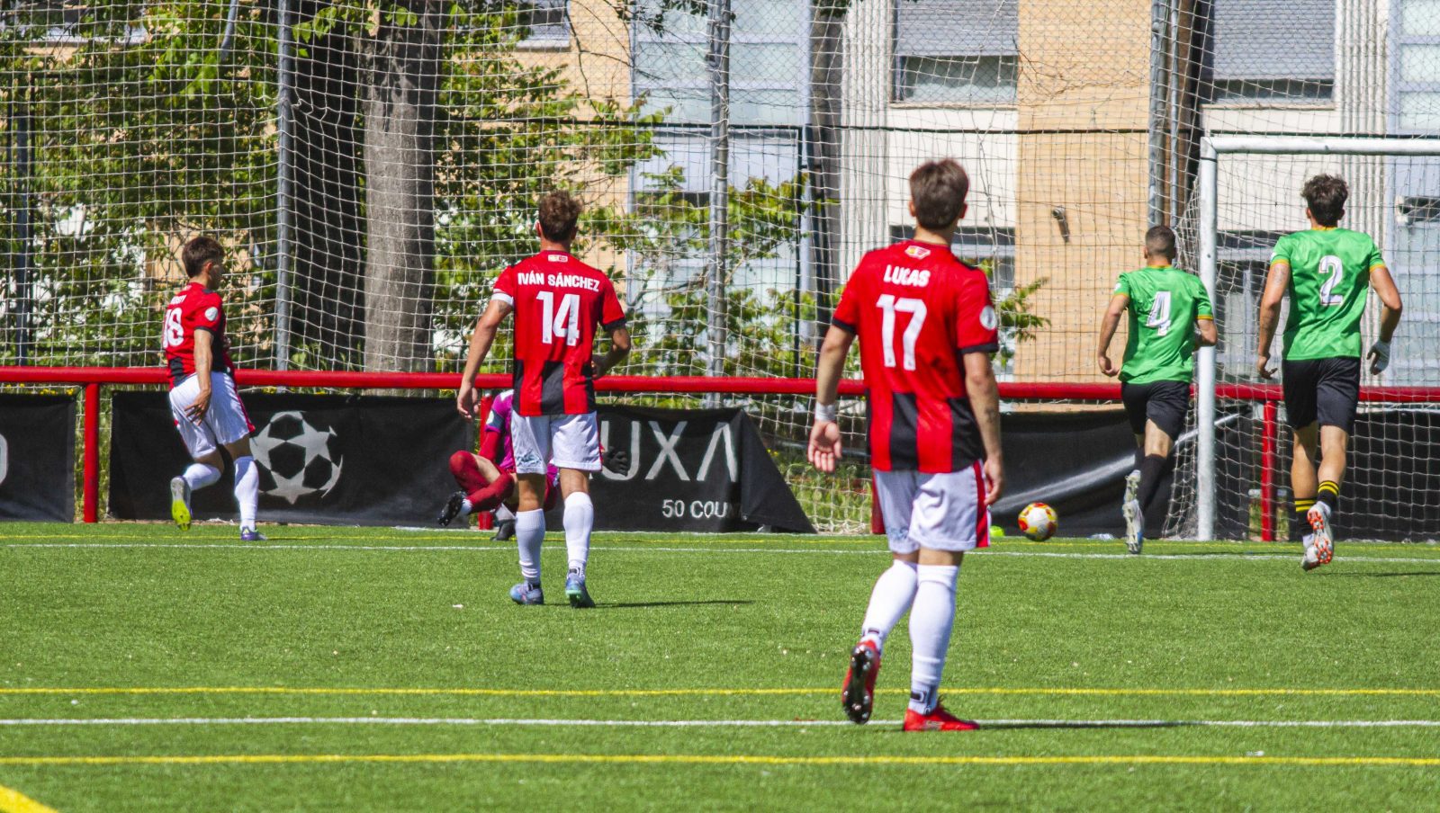 Kosty bate por bajo a Nacho marcando su primer gol
