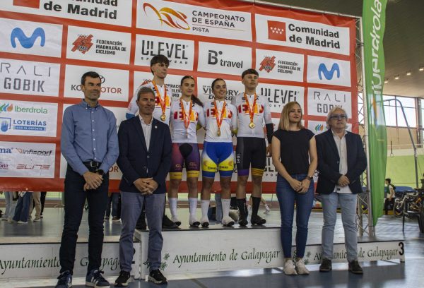 Fotografía de grupo en el podio del Velódromo de Galapagar.