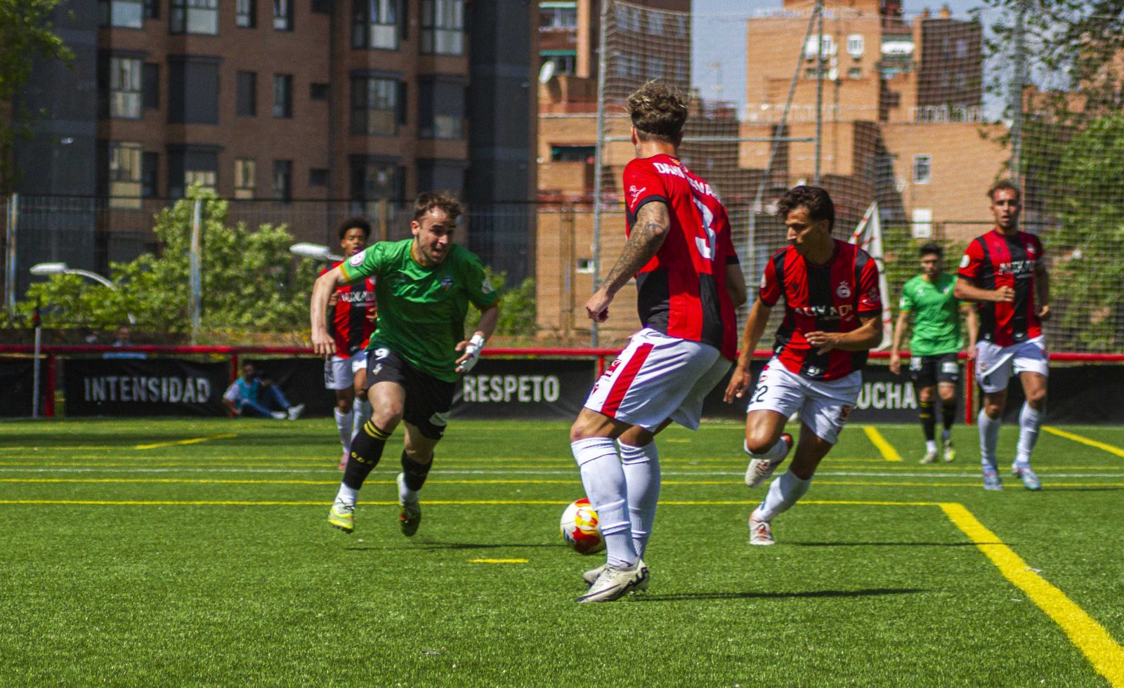 Figue intenta superar a Dani Navarro y a Javier López