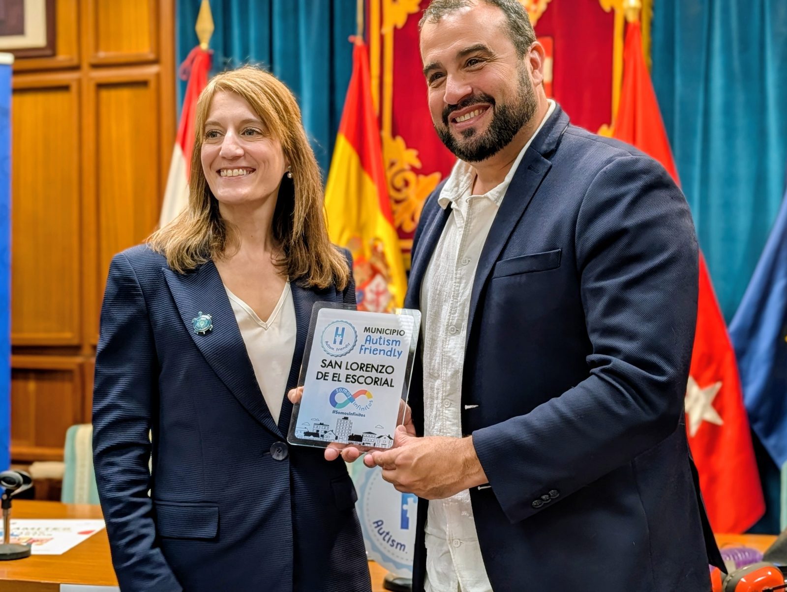 La alcaldesa de San Lorenzo de El Escorial, Carlota López Esteban, y el presidente de Autism Friendly Club, Alberto Gutiérrez