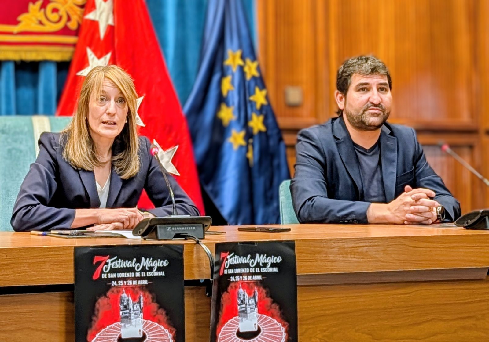 La alcaldesa de San Lorenzo, Carlota López Esteban, con el mago Íñigo Debod