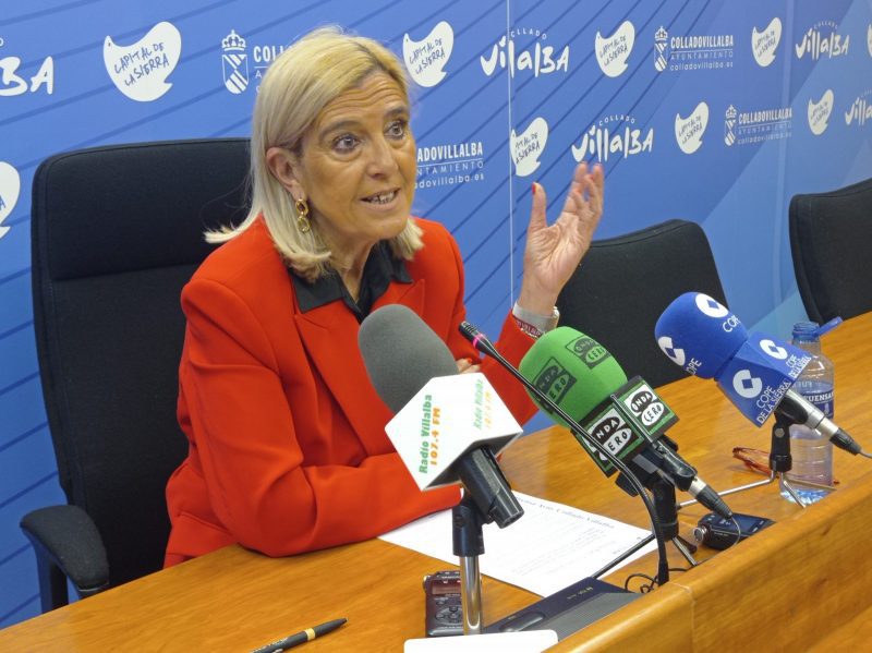 Mariola Vargas, alcaldesa de Collado Villalba, gesticula durante su intervención ante los medios de comunicación.