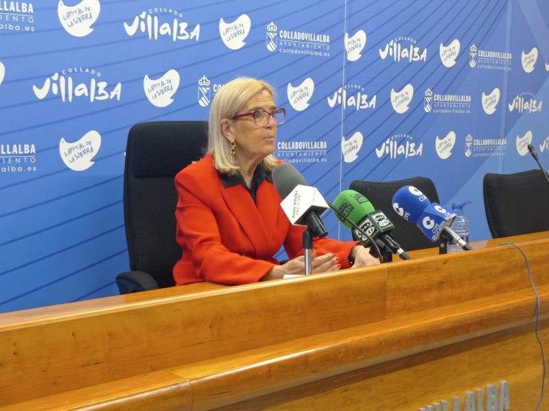 Plano lateral de la alcaldesa Mariola Vargas en la mesa de prensa con varios micrófonos de emisoras locales.