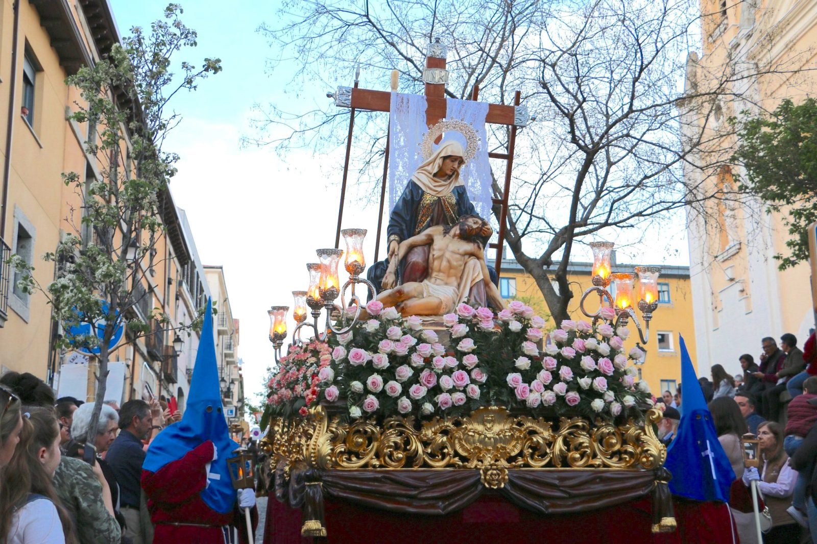 El paso de Nuestra Señora de la Piedad y Cristo Muerto, saliendo de la Parroquia / Aquí en la Sierra