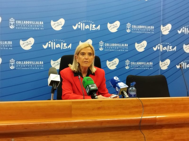 La alcaldesa de Collado Villalba, Mariola Vargas, en rueda de prensa detallando la reestructuración de su equipo de Gobierno