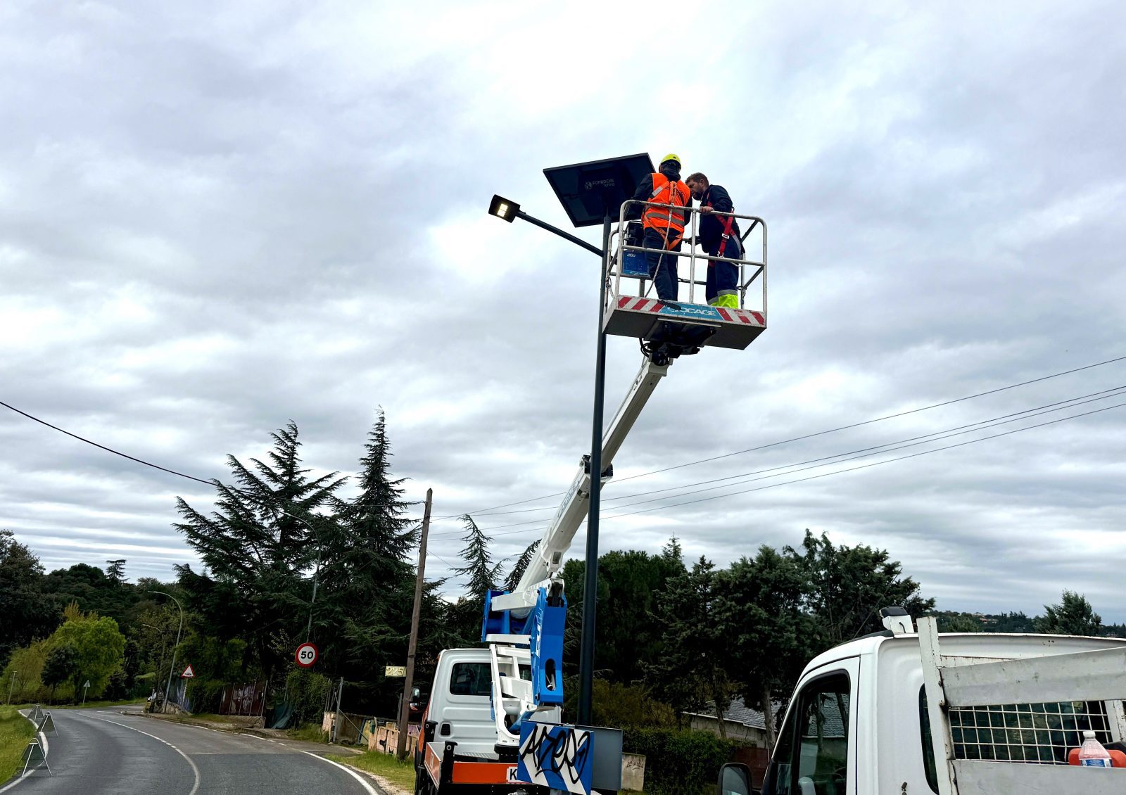 Luminarias solares en la carretera de La Navata