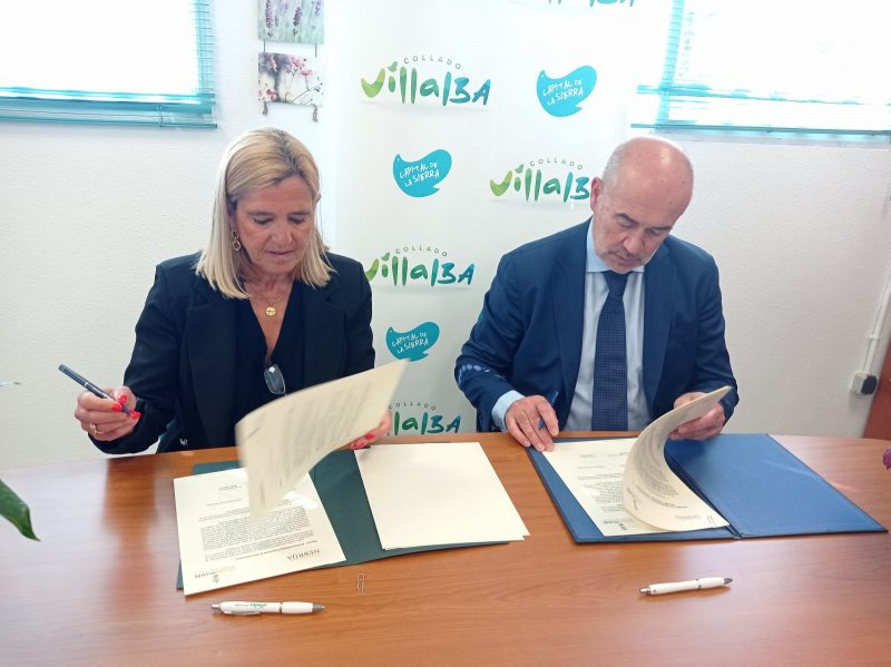 La alcaldesa de Collado Villalba, Mariola Vargas, y el director general de la Universidad Antonio de Nebrija, Luis Díaz Marcos, durante la firma del convenio de colaboración entre ambas entidades.