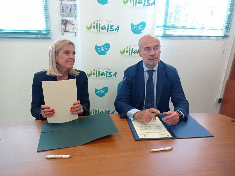 Mariola Vargas y Luis Díaz Marcos atienden a los asistentes tras validar el documento del convenio en dependencias municipales.