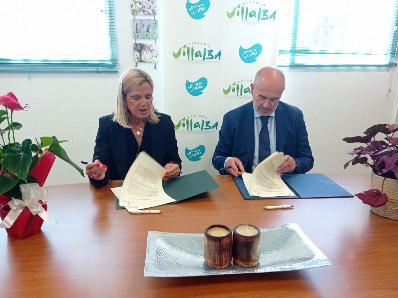 Momento de la firma institucional del convenio por parte de la alcaldesa Mariola Vargas y el director general Luis Díaz Marcos para coordinar acciones de empleo.