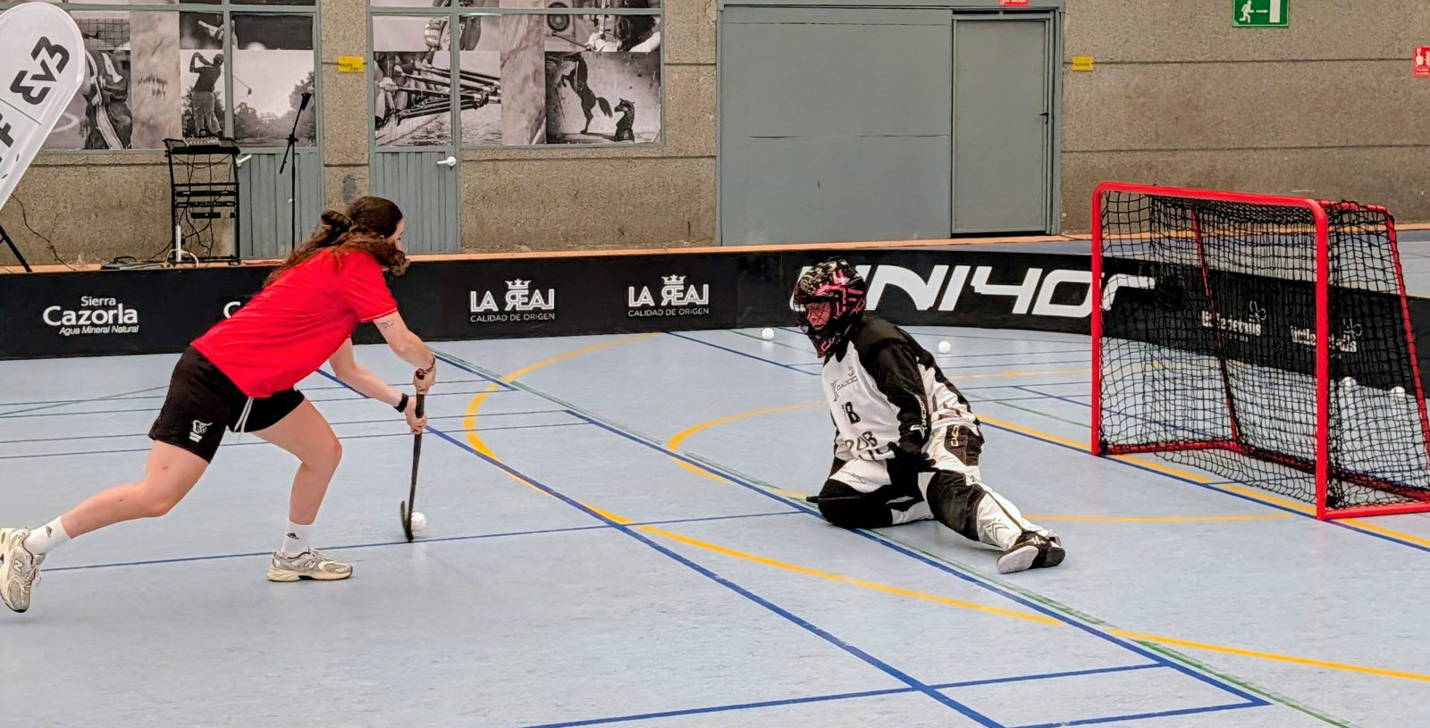 Un momento del entrenamiento en la presentación del Mundial de Floorball 3v3