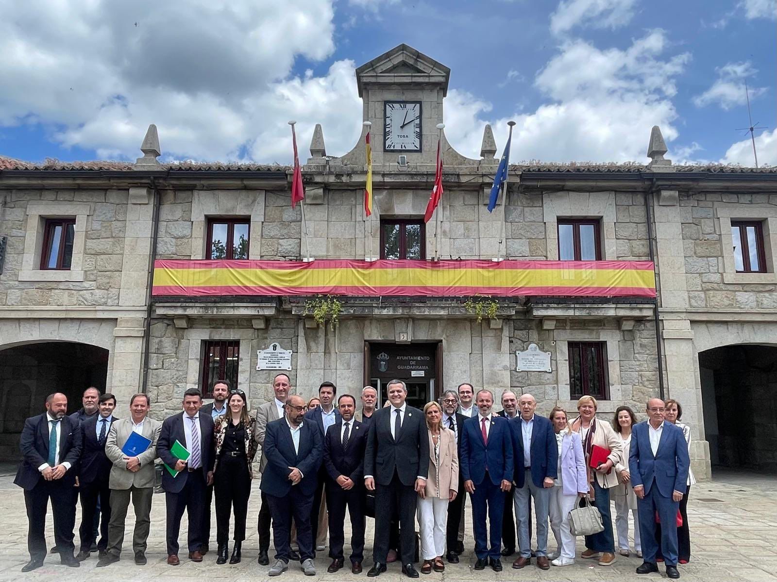 Foto de familia en el Ayuntamiento de Guadarrama tras la reunión entre el consejero de Transportes y los alcaldes y ediles de la comarca