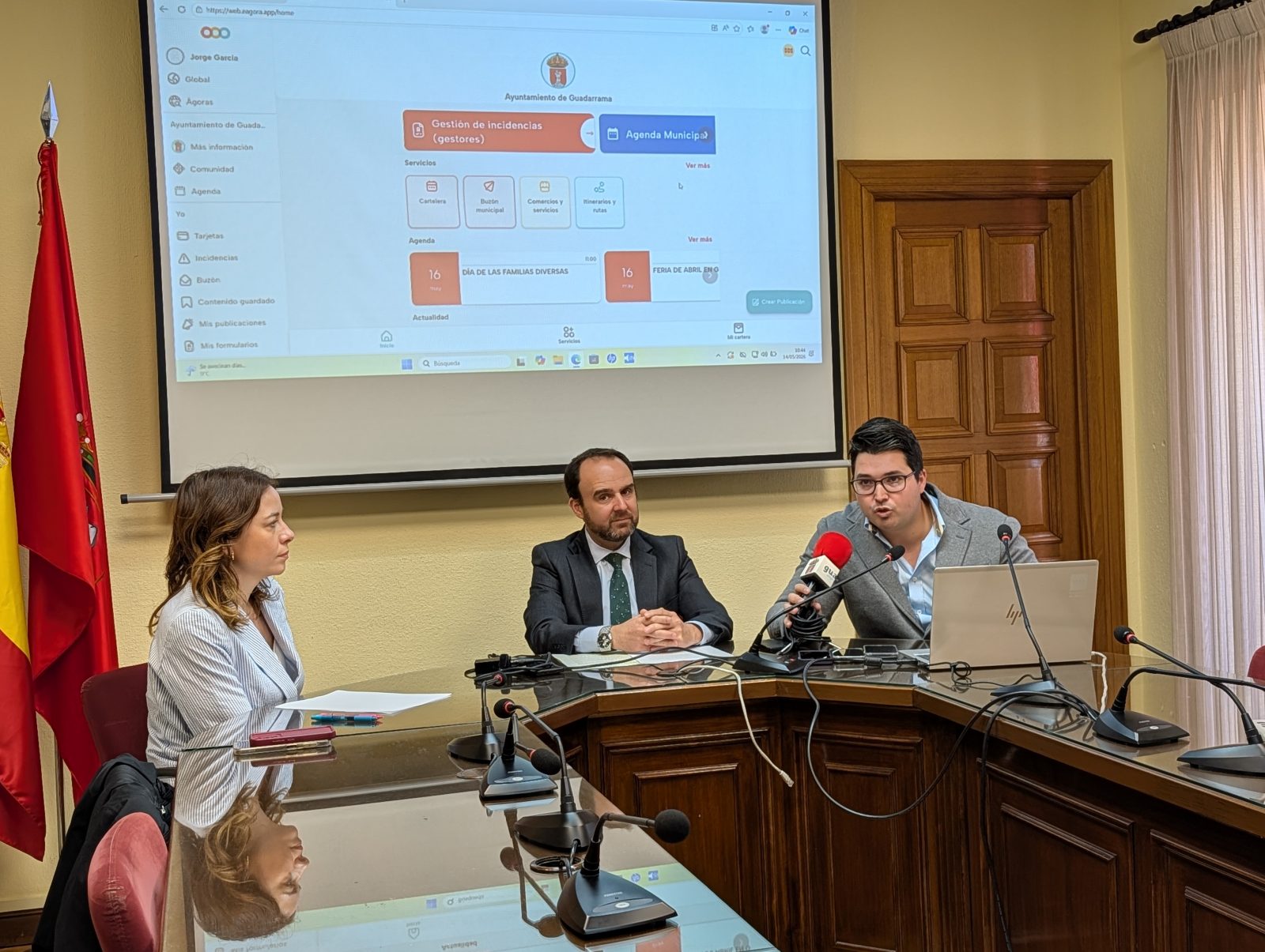 El alcalde de Guadarrama, Diosdado Soto, con la edil de Nuevas Tecnologías, Nuria del Río, y el CMO de eAgora, Rafael Cadavieco