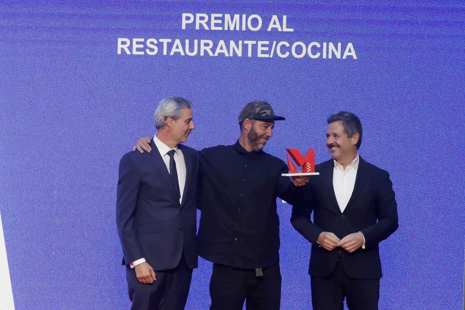 Dani Ochoa, recogiendo el premio que distingue a Montia como mejor restaurante del año en la Comunidad de Madrid