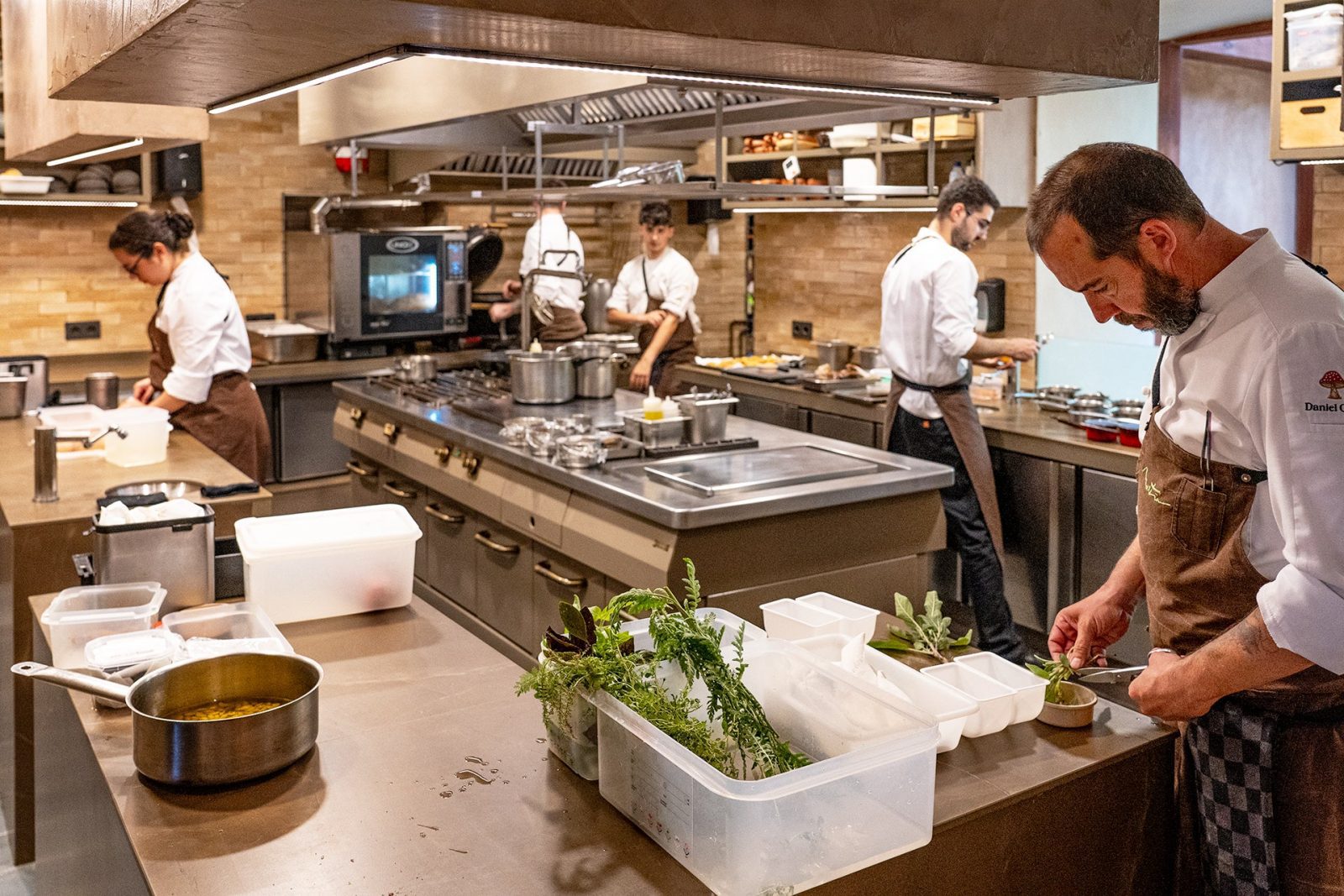 Dani Ochoa, en primer término, en la cocina de Montia