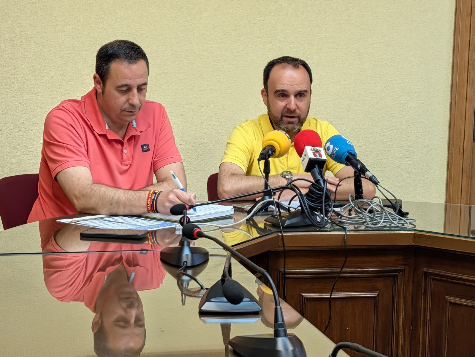 El alcalde de Guadarrama, Diosdado Soto, y el concejal de Turismo, Desarrollo Local y Deportes, Enrique Álvarez