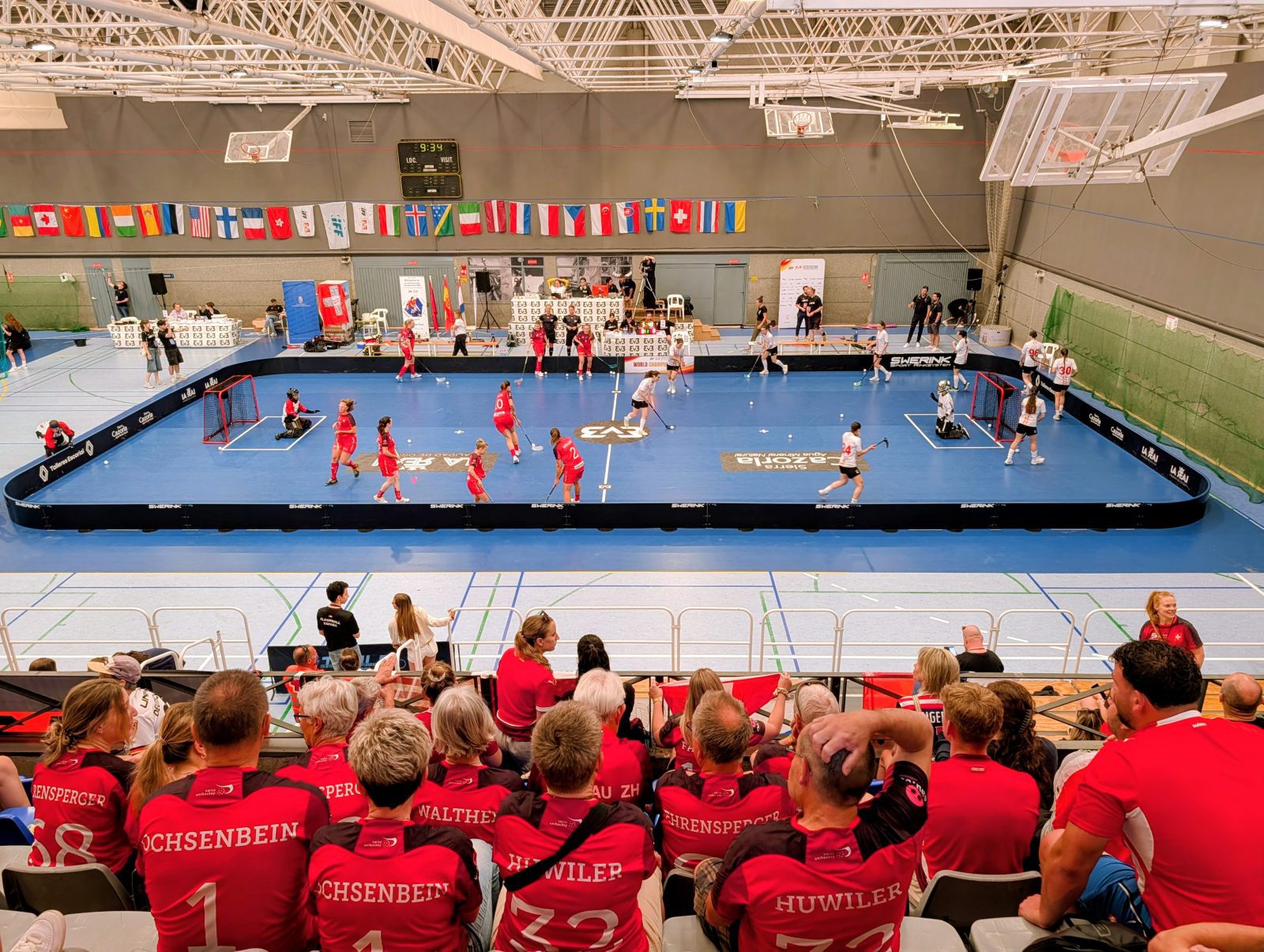 Aficionados suizos antes del inicio del partido de cuartos de final que enfrentó a su selección con España en el Mundial de Floorball 3v3