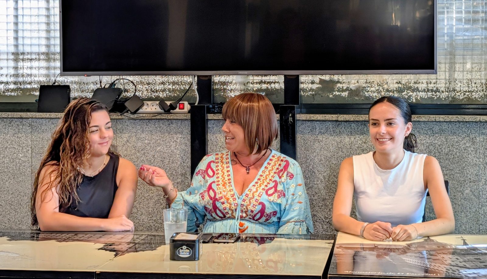 Yaiza Martín, de la comisión de fiestas, flanqueada por dos de las presidentas, Alejandra Estévez (derecha) y Graci Jiménez (izquierda)