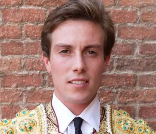 Primer plano del matador de toros Tomás Angulo