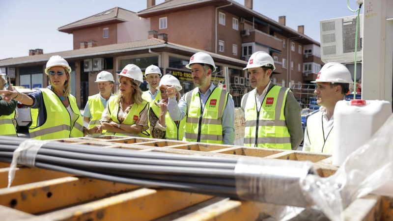 Grupo de autoridades y técnicos con chalecos y cascos inspectores recorren la zona de las obras en construcción.