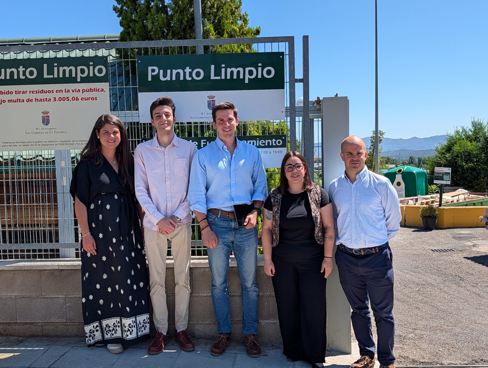 Diego Romero y Gonzalo Rein, creadores de Reutiliza SanLo, con Ana Callejo, Patricia Partida y Eduardo Moreira, concejales de Juventud, Medio Ambiente y Empleo
