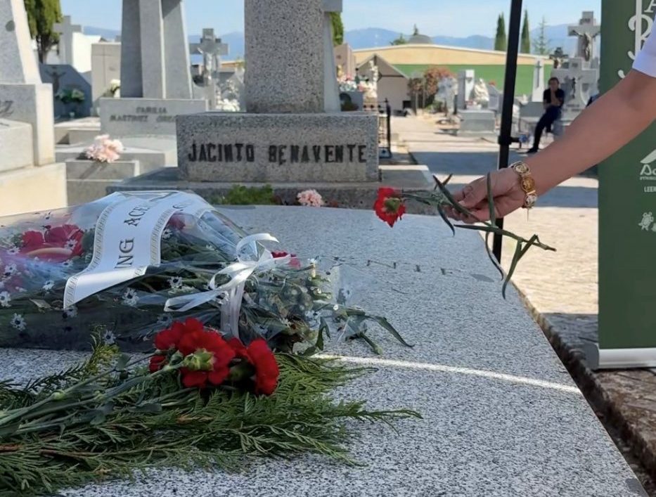 Rosas en la tumba de Jacinto Benavente