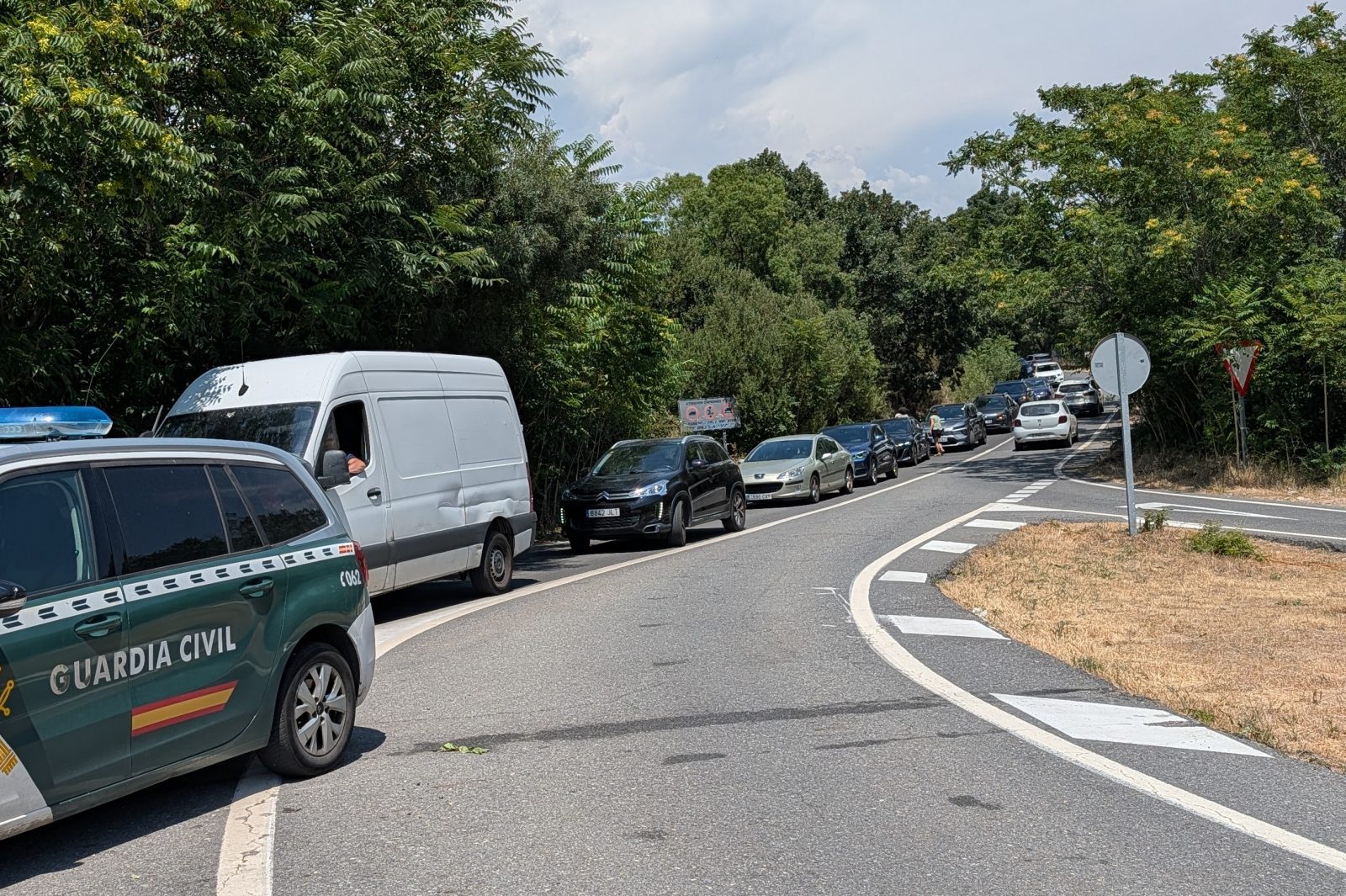 Corte de tráfico a las 14:50 horas de este miércoles en el enlace de la carretera de Robledo con la M-505 (subida al Puerto de la Cruz Verde)