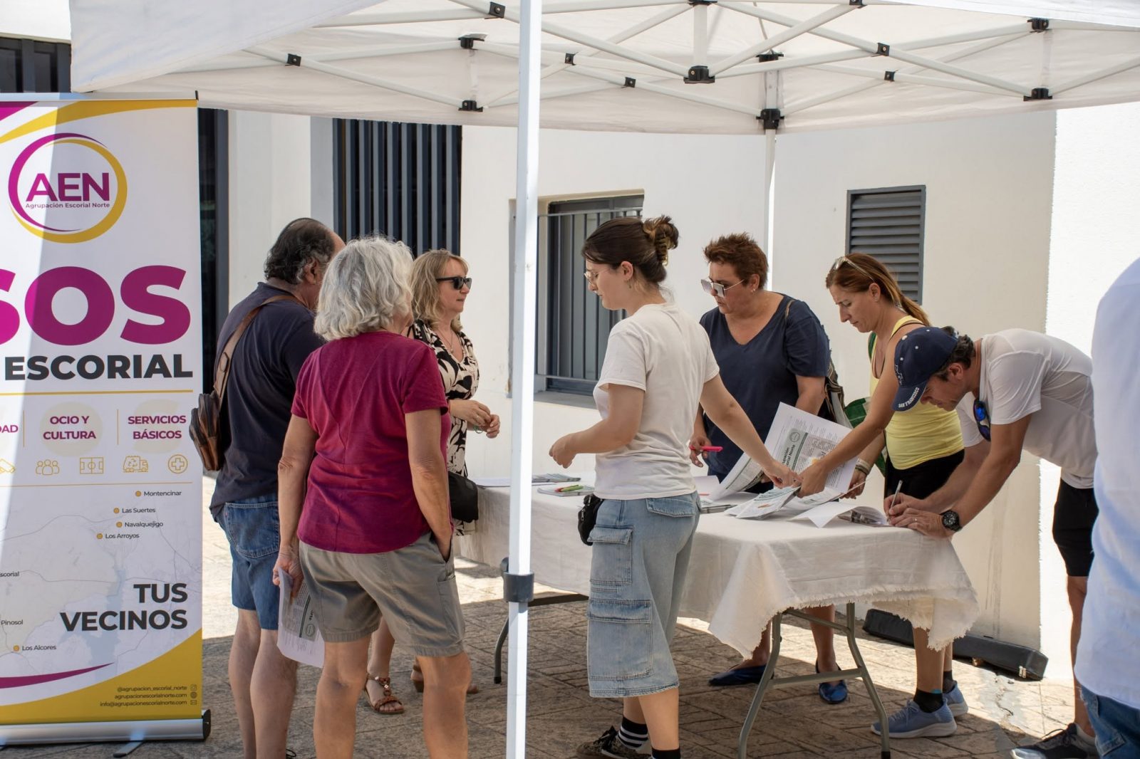 Recogida de firmas en Los Arroyos de la Agrupación Escorial Norte